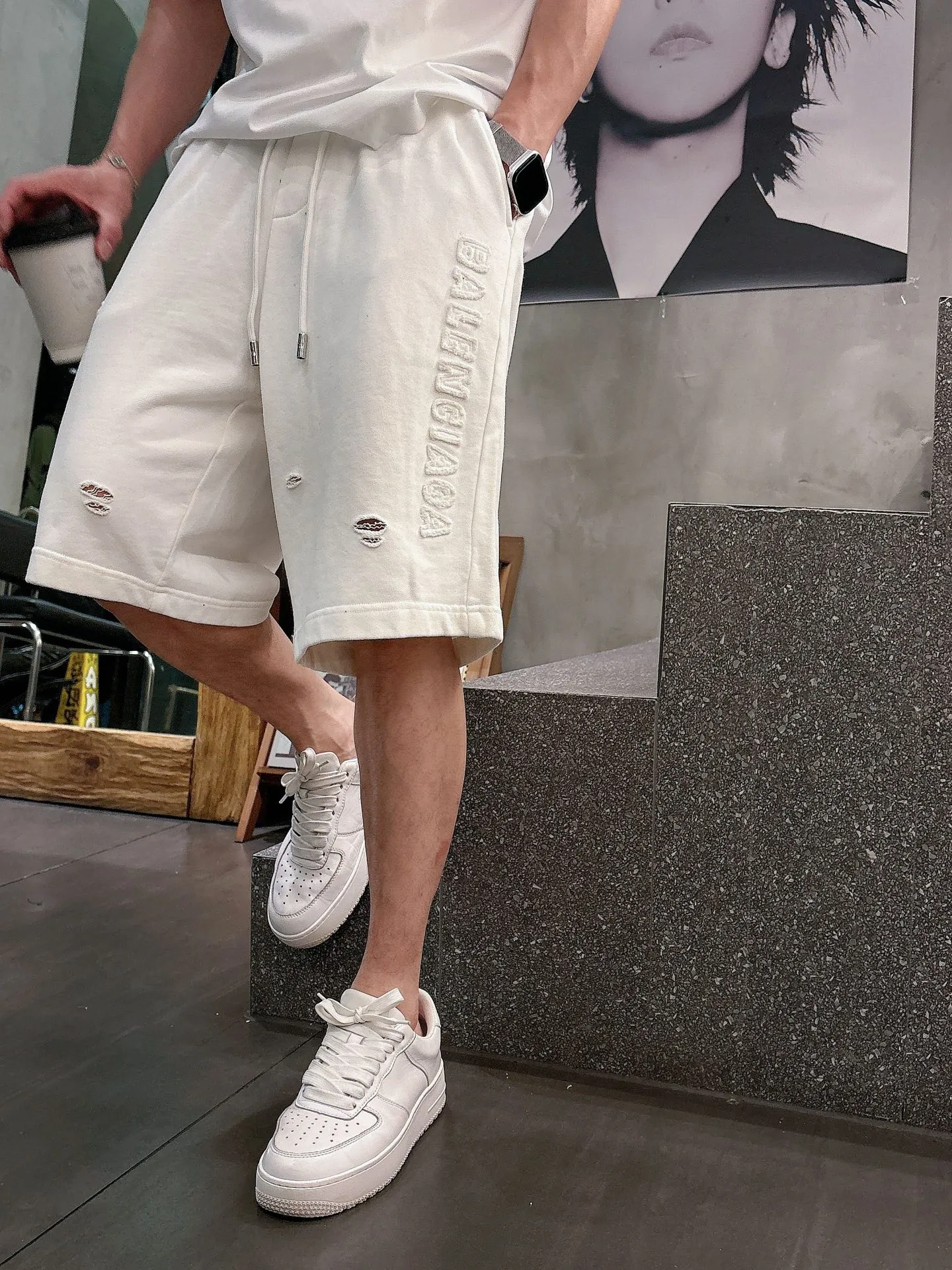 Balenciaga's three-standard complete 2026 summer New Arrival men's casual shorts, advanced custom-made Breathable fabric, Breathable fabric, extremely stretchy and comfortable, impeccable details, top-grade accessories, original logo design concept, delicate and soft feel! The upper body fit is awesome! Size: M-XXXL Please state your height and weight when ordering